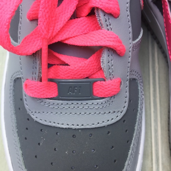 NWT Nike Air Force 1 Low Top Sneakers - Picture 4 of 8